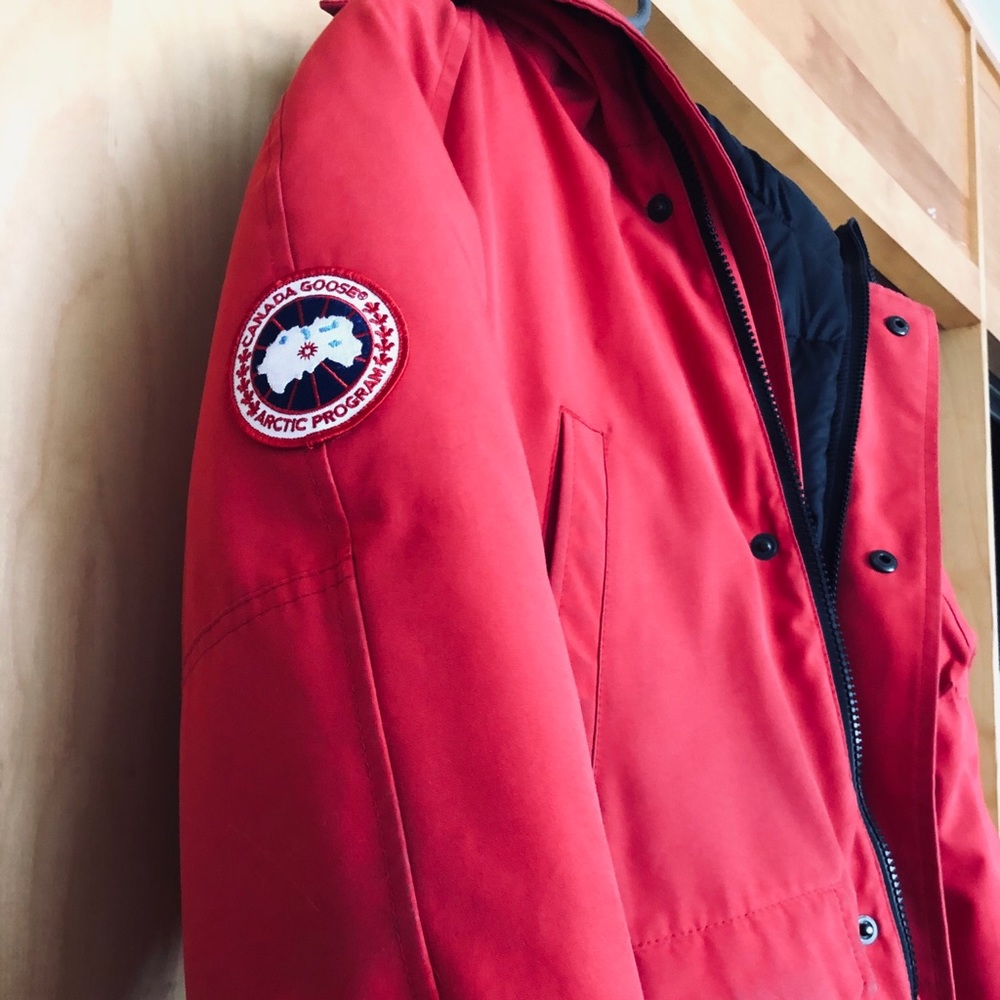 a red jacket  (bomber) Canada Goose 🇨🇦